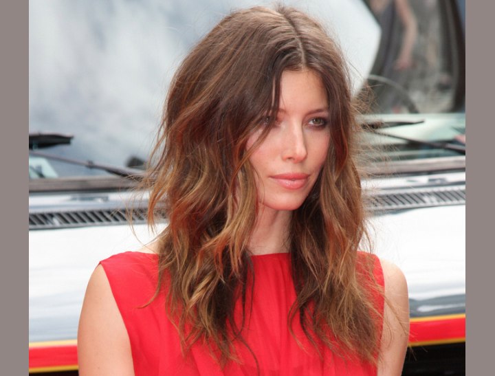 Jessica Biel's hair with color contrasts